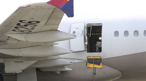 Momentos de terror en un avión de Asiana Airlines: la puerta se abrió mientras seguía en el aire